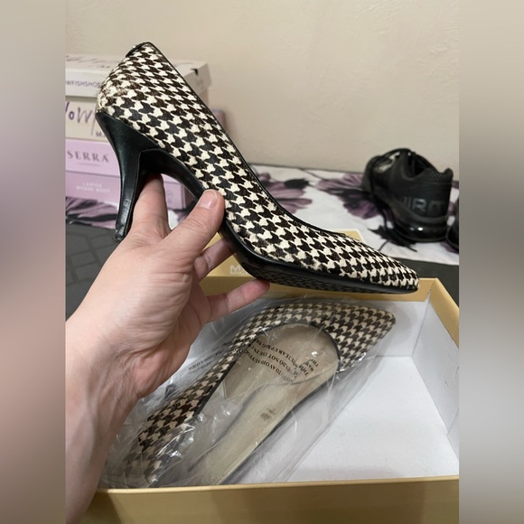 Michael Michael Kors heels. Houndstooth print. - Picture 3 of 17